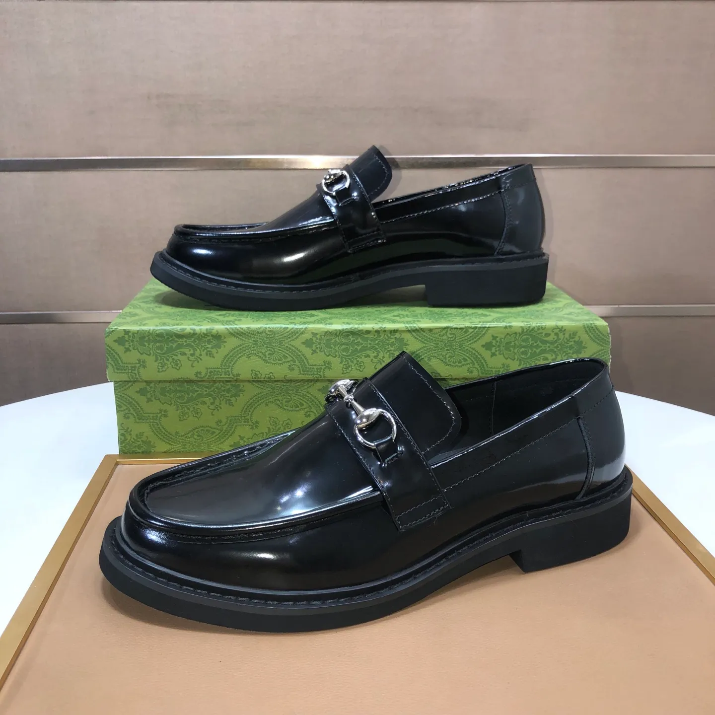 Ex-factory price 540💰The top Italian luxury men’s shoe giant (GUCCI) (Gucci) (full cowhide lining) is now available🍃Original European style🔰 Pleasant to the eye😍In order to make the shoes more durable and non-deformable🌀The production continues to follow traditional methods but there is still no lack of innovation💪Select original sheepskin for the leather♻️ Smooth, natural and exceptionally bright⭐Made of imported cowhide The rich man’s first choice 38-45 (45 customized)